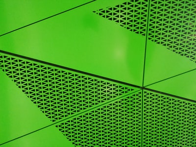 绿色墙壁上的绿色金属框架